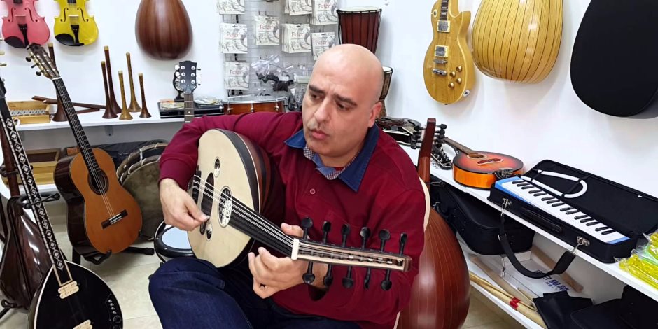 لبناني يصنع الآلات الموسيقية ويعزف 46 آلة