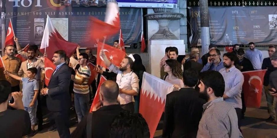 «تميم هيجيله جلطة».. الأتراك يرفعون علم البحرين تضامنا مع قطر (صور)