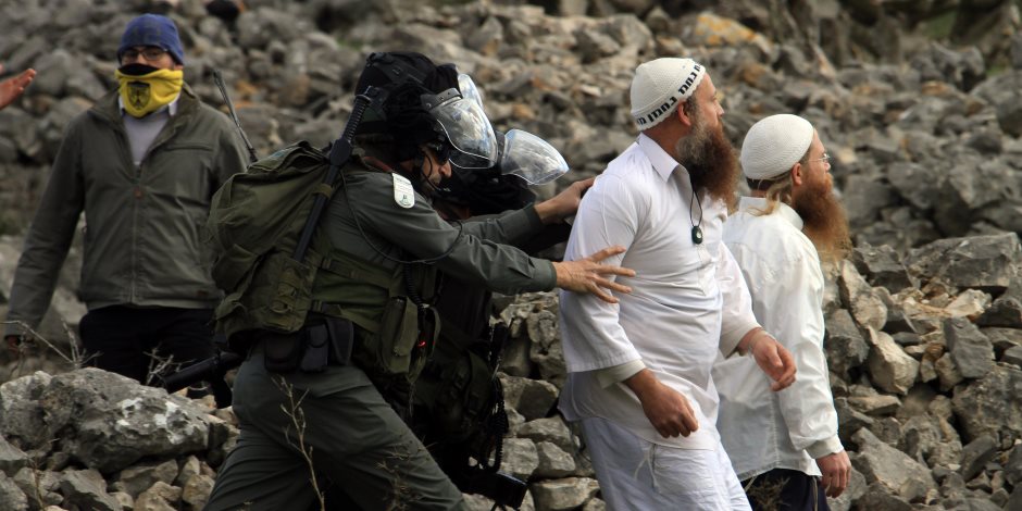 مستوطنون يقتحمون الأقصى تحت حماية جنود الاحتلال الإسرائيلى