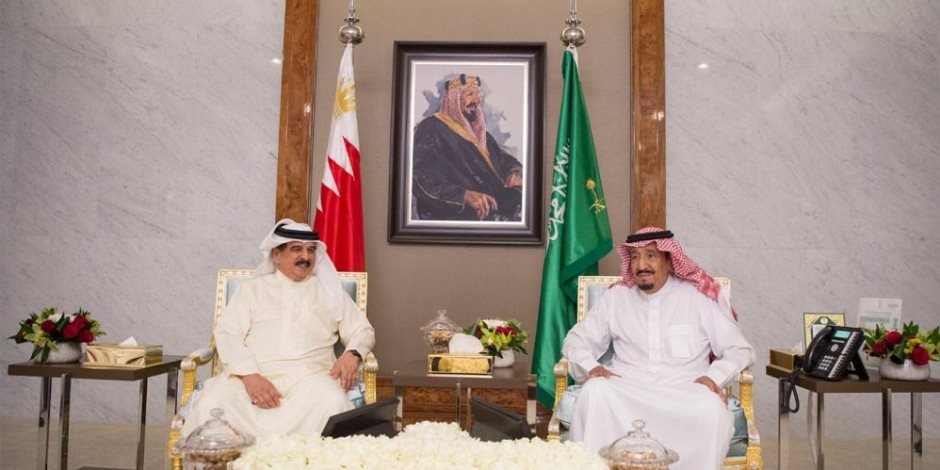الملك سلمان يلتقي نظيره البحريني لمناقشة تطورات المقاطعة مع قطر