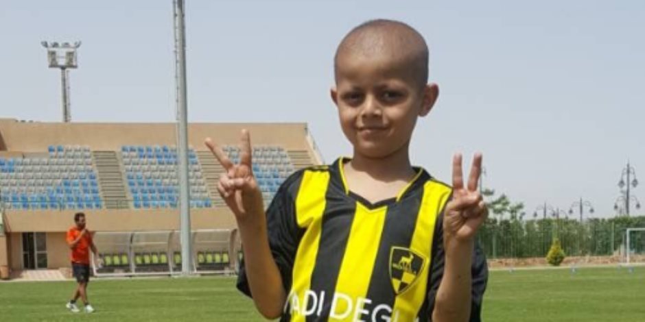 شاهد.. ميدو يعلن وفاة الطفل عمر المصاب بالسرطان