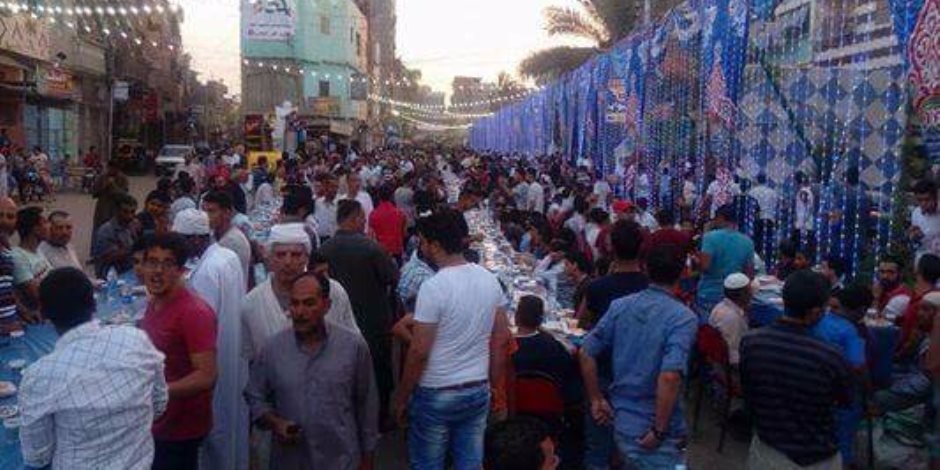 شباب كفر الغاب بدمياط ينظمون مائدة إفطار رمضانية بطول كيلو متر شباب كفر الغاب بدمياط ينظمون مائدة إفطار رمضانية بطول كيلو متر
