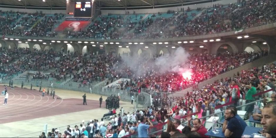 جماهير تونس تطلق الشماريخ احتفالاً بالهدف الأول فى شباك الفراعنة جماهير تونس تطلق الشماريخ احتفالاً بالهدف الأول فى شباك الفراعنة