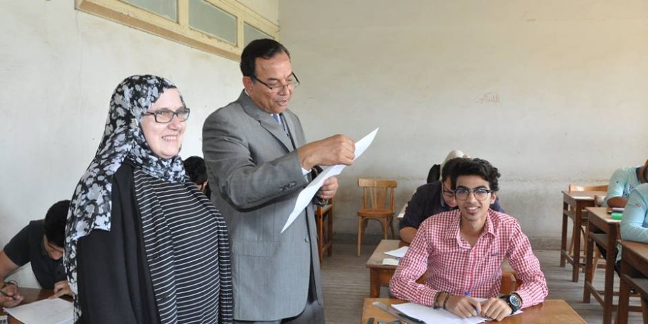 رئيس جامعة المنوفية يتفقدامتحانات الحقوق والهندسة بشبين (صور)