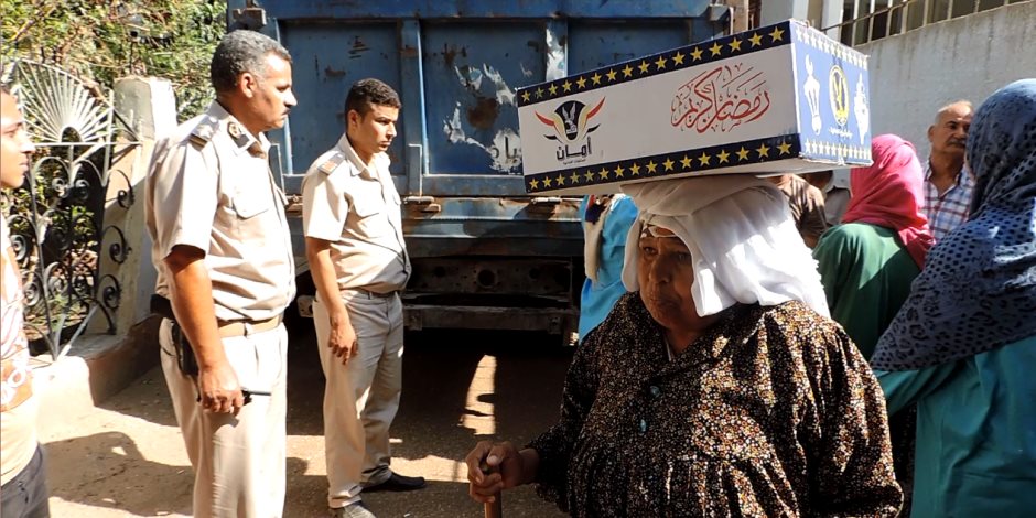 مديرية أمن القليوبية توزع كراتين رمضان على المواطنين في كفر شكر