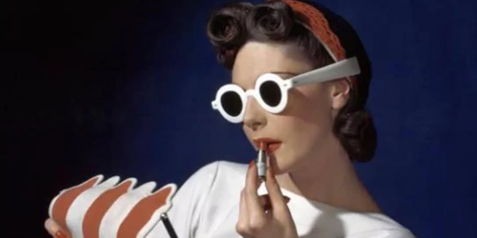النظارات الشمسية البيضاء تعود من الستينات لتتربع على عرش الموضة في موسم الصيف