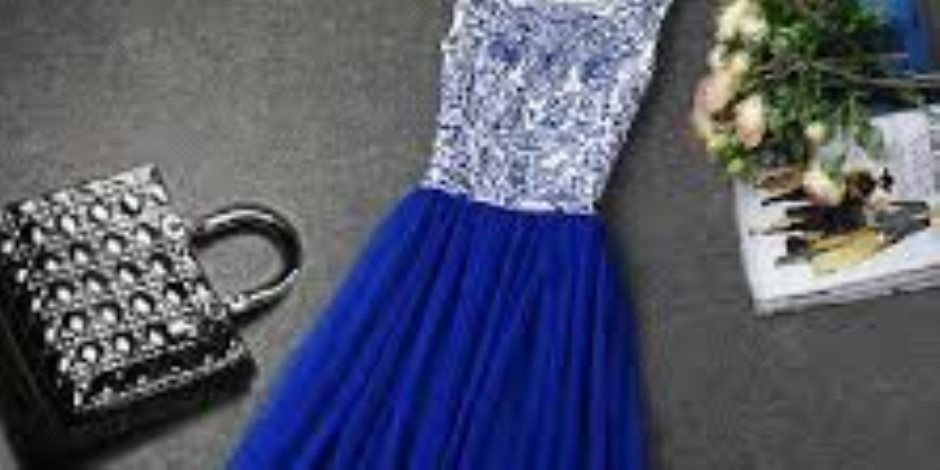  لو هتلبسي فستان أزرق.. خدى بالك من 4 حاجات عند اختيار ألوان المكياج