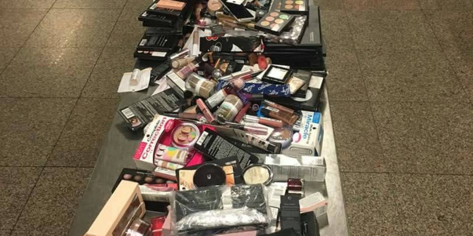 جمارك مطار القاهرة تحبط محاولة تهريب أدوات ومستحضرات التجميل جمارك مطار القاهرة تحبط محاولة تهريب أدوات ومستحضرات التجميل