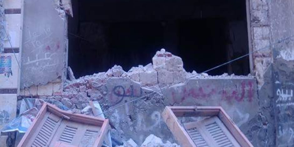انهيار سقف عقار مجاور لعقارب المندرة المخالفين بالإسكندرية (صور)