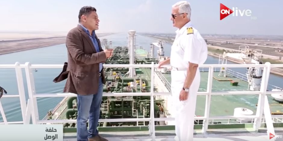 معتز عبد الفتاح مع الربان «أبوعجيلة» على ظهر إحدى السفن بقناة السويس (فيديو)