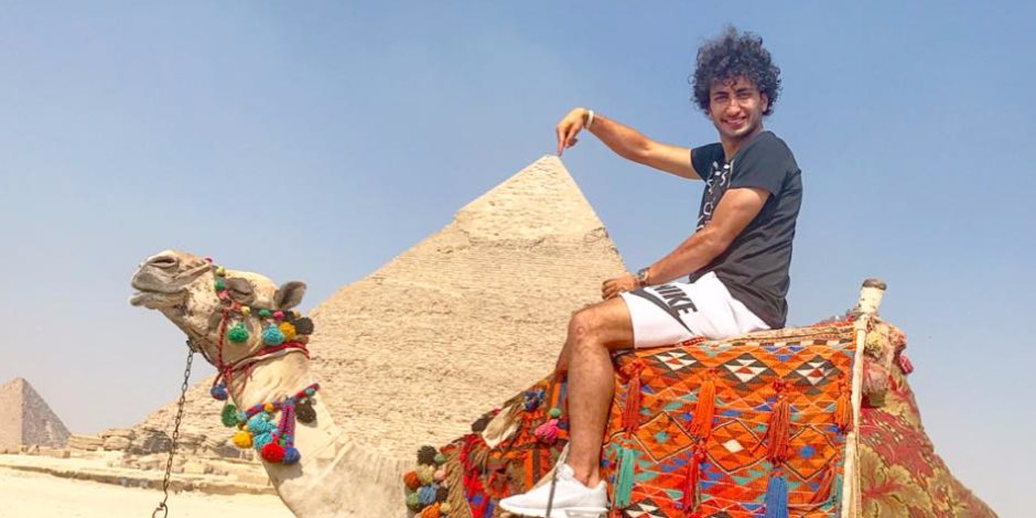 شاهد.. عمرو وردة يقضي عطلته في الأهرامات (صور)