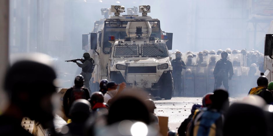 شركة برازيلية تمد الأمن الفنزويلى بالغاز المسيل للدموع للسيطرة على الاحتجاجات