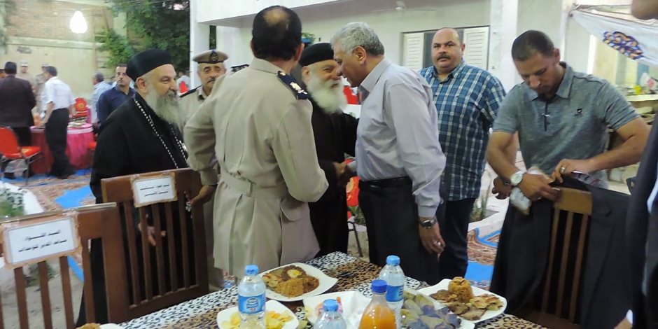 القيادات الأمنية بالبحيرة تشارك الأهالي في الإفطار الجماعي بحوش عيسى (صور)