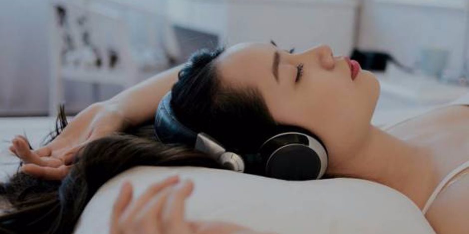 يساعد في تقليل أعراض الاكتئاب.. تعرف على فوائد الاستماع للموسيقى قبل النوم