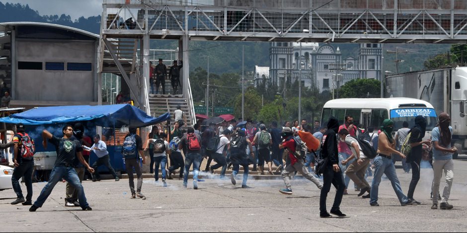 اشتباكات بين الشرطة وطلاب جامعة احتجاجا على اعتقال زملائهم بـ هندوراس 