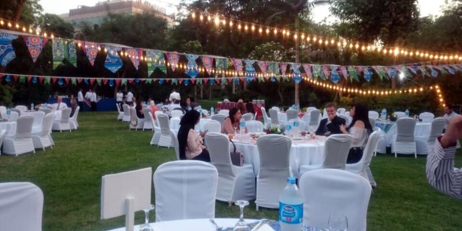 السفير البريطاني ينظم حفل إفطار ويشيد بالشباب: مصر غنية بالموهوبين