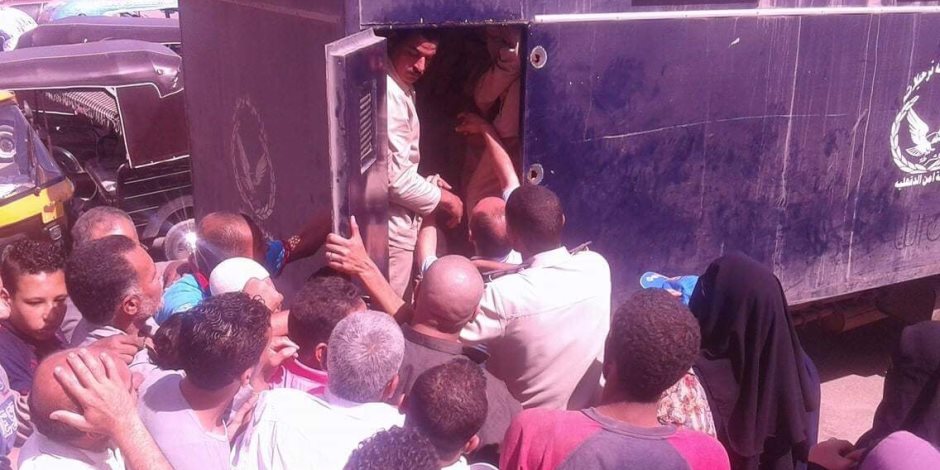مركز شرطة شربين بالدقهلية يوزع كرتونه رمضان علي المواطنين (صور)