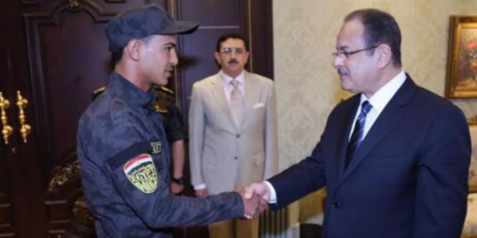 وزير الداخلية يكرم مجند الأمن المركزي الذي تصدى لاقتحام كمين العريش (فيديو)