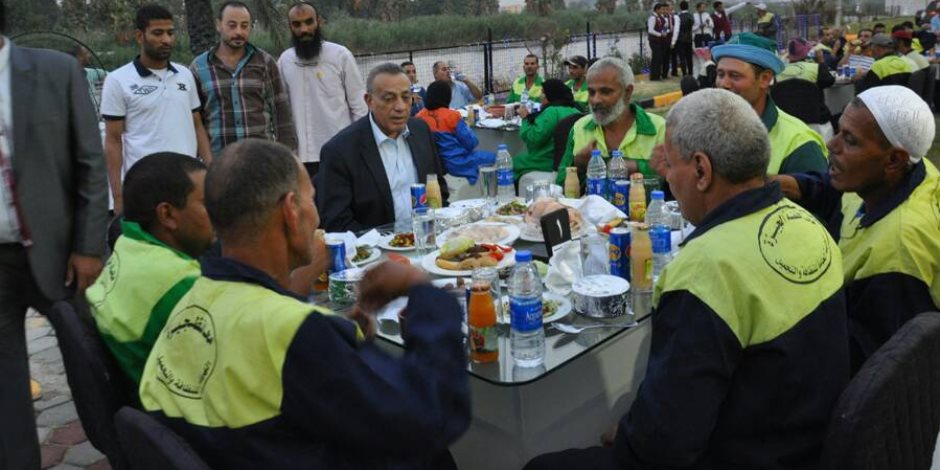 الدالى مع عمال نظافة الجيزة في حفل إفطار جماعي (صور )