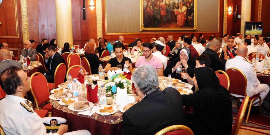 وزير الداخلية يلتقي أسر الشهداء على مائدة إفطار رمضان