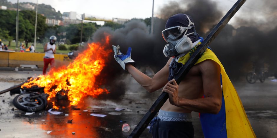 فنزويلا تستخدم قنابل الغاز المسيل للدموع لتفريق مسيرة نظمتها المعارضة