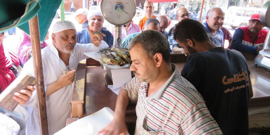 إقبال كثيف من المواطنين على شراء الفسيخ في العيد (فيديو وصور)
