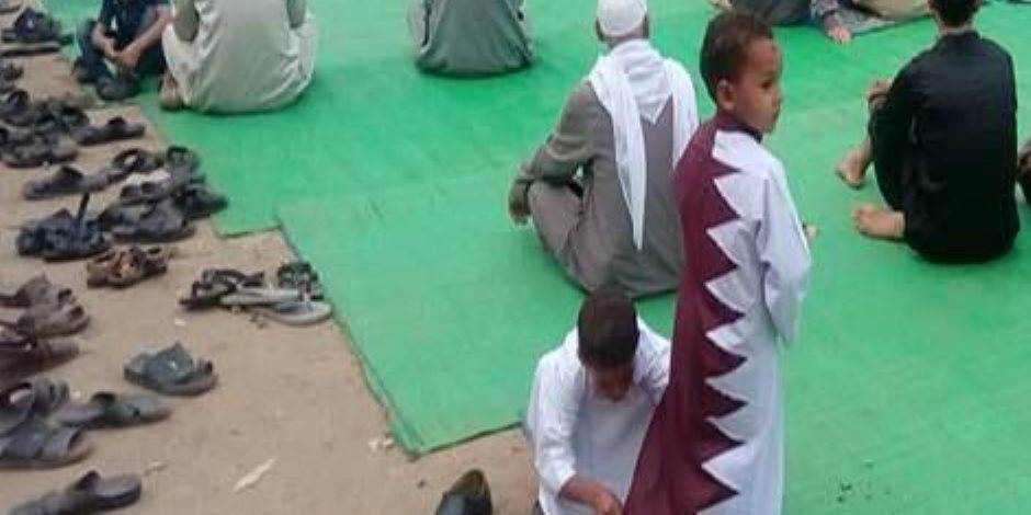 جلباب قطر يثير الفتنة في صلاة عيد الفطر (صور)