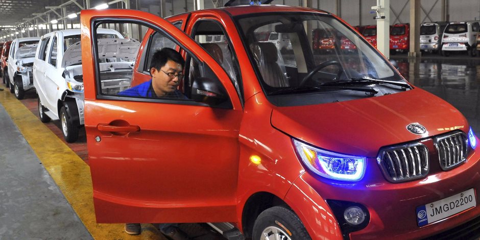 الصين تتشدد مع شركات السيارات الكهربية المحلية
