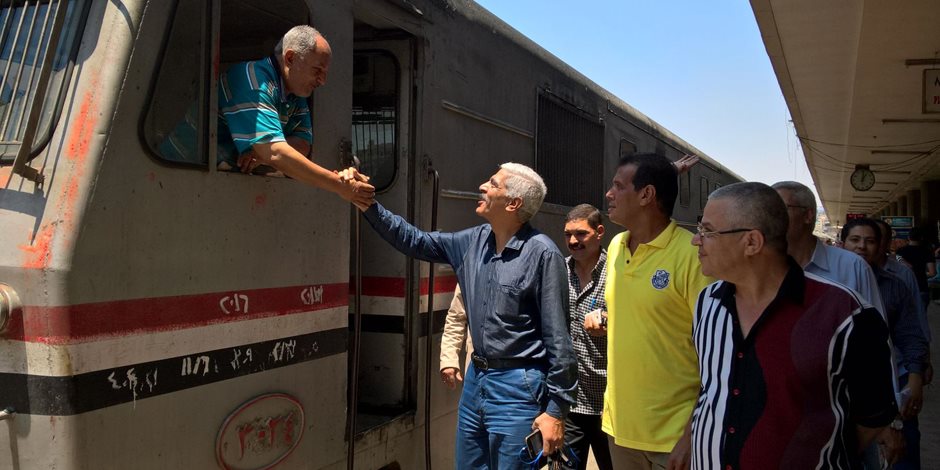 رئيس هيئة السكة الحديد يتابع انتظام حركة سير القطارات بمحطة مصر