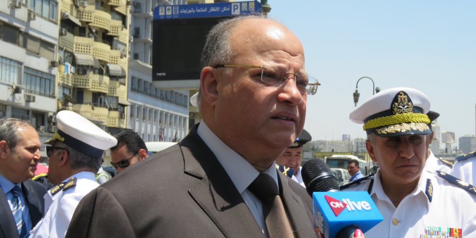 مدير الأمن يفاجىء الخدمات الأمنية بمدينة الشروق ويتفقد وحدة التراخيص