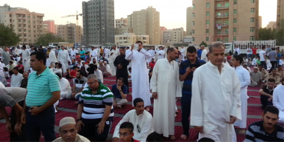إعادة صلاة العيد في مسجد عمرو بن العاص بسبب سورة الفاتحة (فيديو)