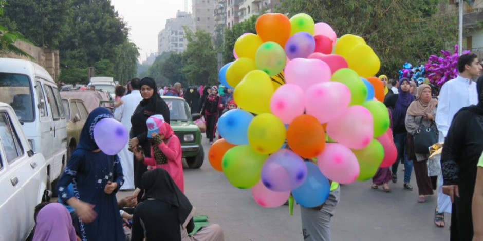 المصريون يحتفلون بأول أيام عيد الفطر في الحدائق العامة (صور)
