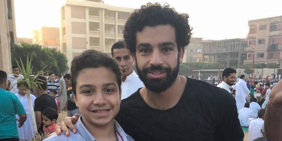 والد اللاعب الدولي محمد صلاح يقيم وليمة عشاء في طنطا