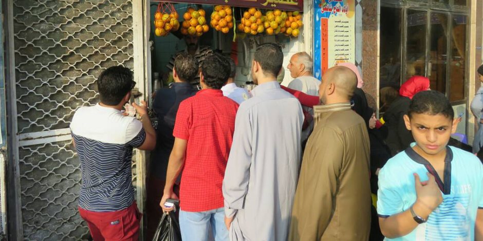 «يا حلاوة العيد».. الأهالي يحجون إلى محلات العصائر في أول أيام العيد (فيديو وصور)