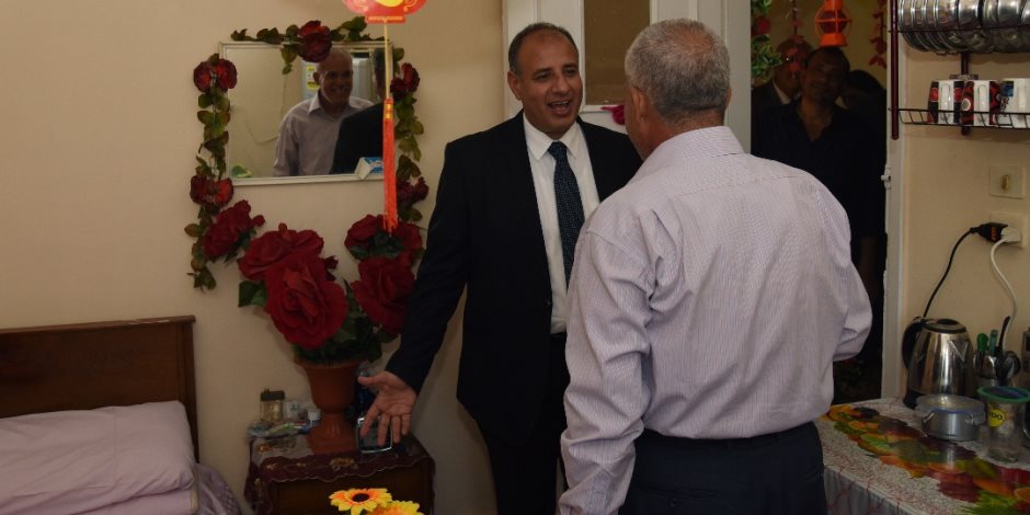 محافظ الإسكندرية خلال زيارته  لدار مسنين: هدفنا إسعادكم  (صور)