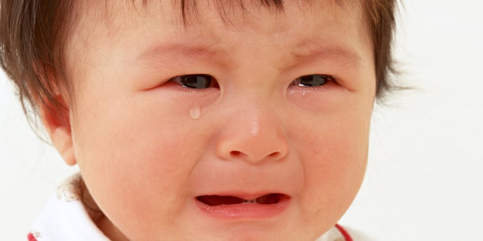 لغة الأطفال هى البكاء .. تعرفي على أشهر 6 أسباب لبكاء  الصغار