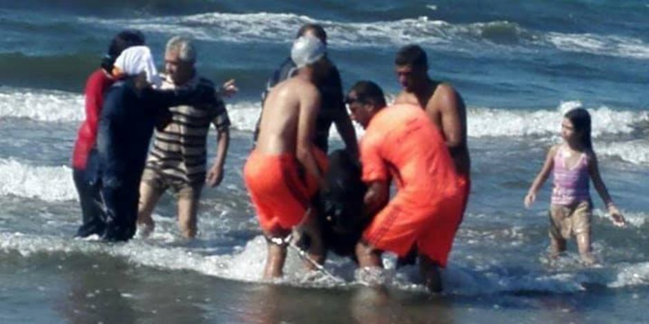 انتشال جثة شاب غرق أثناء استحمامه بشاطئ رأس البر
