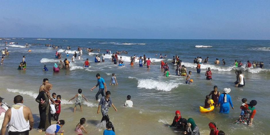 شواطئ وحدائق الإسكندرية تشهد إقبالا كثيفا للاحتفال بثاني أيام العيد