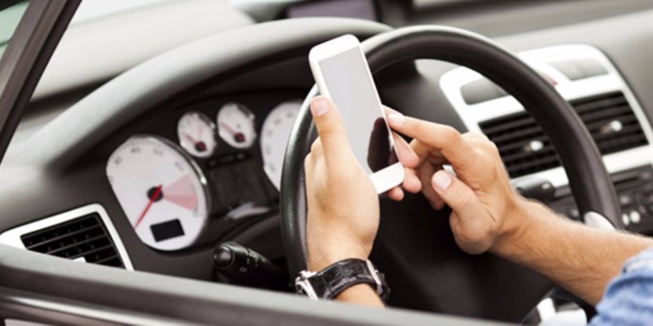 فرنسا تسحب تراخيص السائقين الذين يستخدمون الهاتف أثناء القيادة