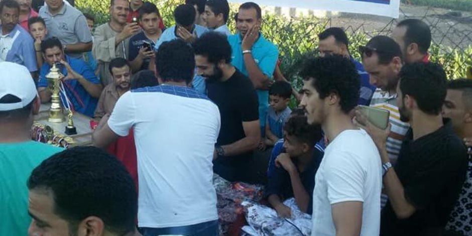 محمد صلاح يختتم احتفالات العيد في قريته بتوزيع جوائز الدورة الرمضانية (صور)