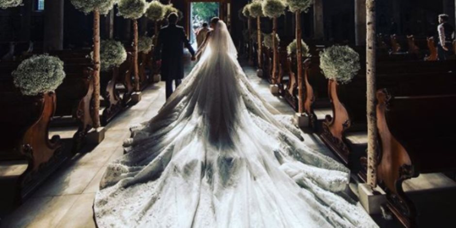 500 ألف بلورة كريستال ومليون يورو تكلفة فستان زفاف "فيكتوريا سواروفسكى"