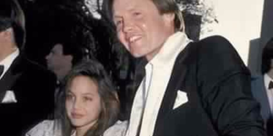 طفولة أنجلينا جولي مع والدها جون فويت