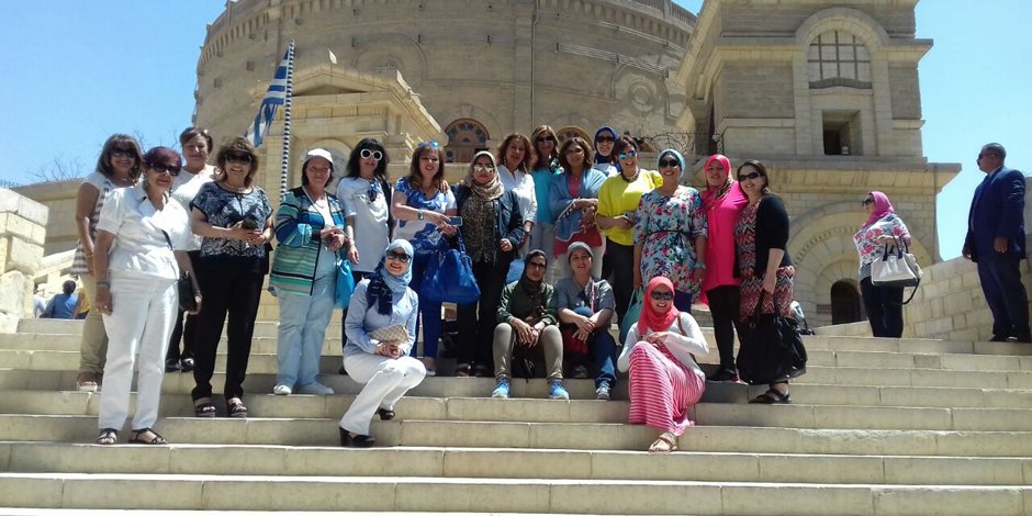 علماء «مصر تستطيع بالتاء المربوطة» في جولة سياحية بمجمع الأديان