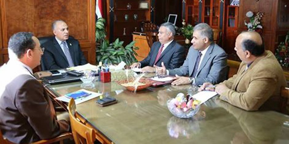 وزير الري يجتمع مع القيادات لاستعراض خطة الوزارة في موسم الصيف