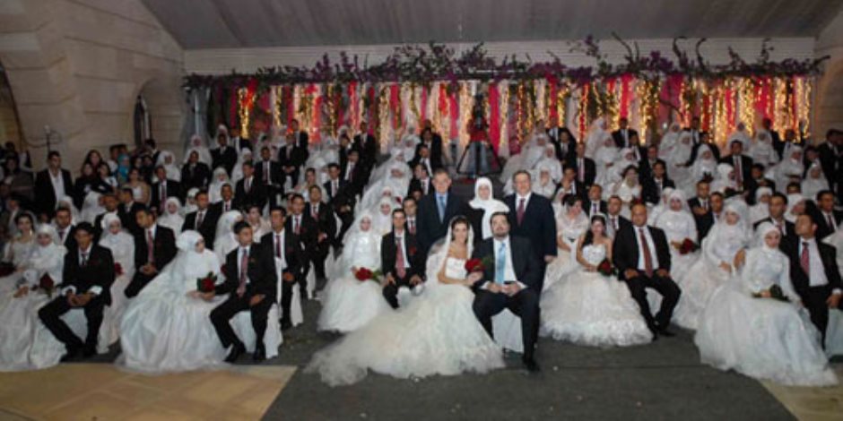 شاهد.. مراسم حفل الزفاف الجماعي لـ 100 عريس وعروس في سوهاج (فيديو وصور) 