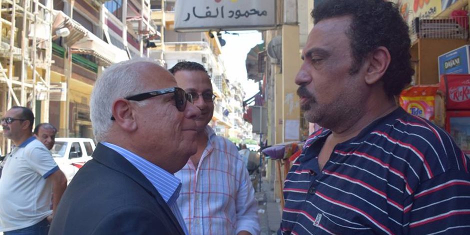محافظ بورسعيد يستمع لشكاوي المواطنين يشوارع حي الشرق