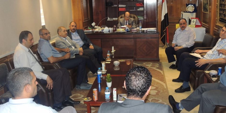 مساعد وزير الداخلية لشرطة التموين يبحث تثبيت الأسعار مع مسؤلي السلاسل التجارية الكبرى