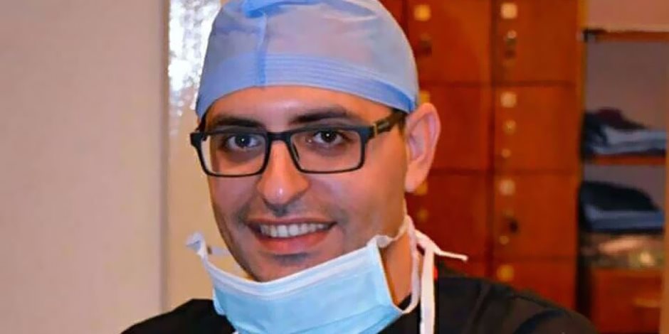 "محمد أبو ريا" أول طبيب أسنان يقوم بخلع ضرس العقل لنفسه.. ومرشح لجائزة "جينيس"