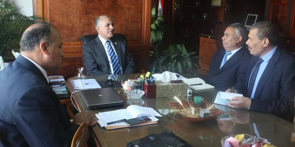 وزير الري يناقش آخر مستجدات قانون الري والإزالات على نهر النيل