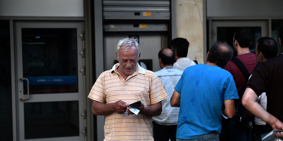 لليوم الثانى على التوالى.. فروع بنك مصر تشهد عمليات بيع مكثفة للدولار 